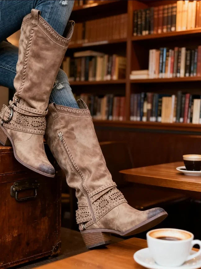 Bottes hautes taupe à boucle, vue de côté avec les détails ajourés à la cheville