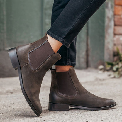 Duchess Chelsea boots i mörk oliv på modell