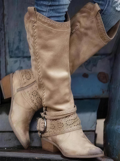 Bottes hautes pour femme en beige sable avec bride à boucle et détails découpés au laser