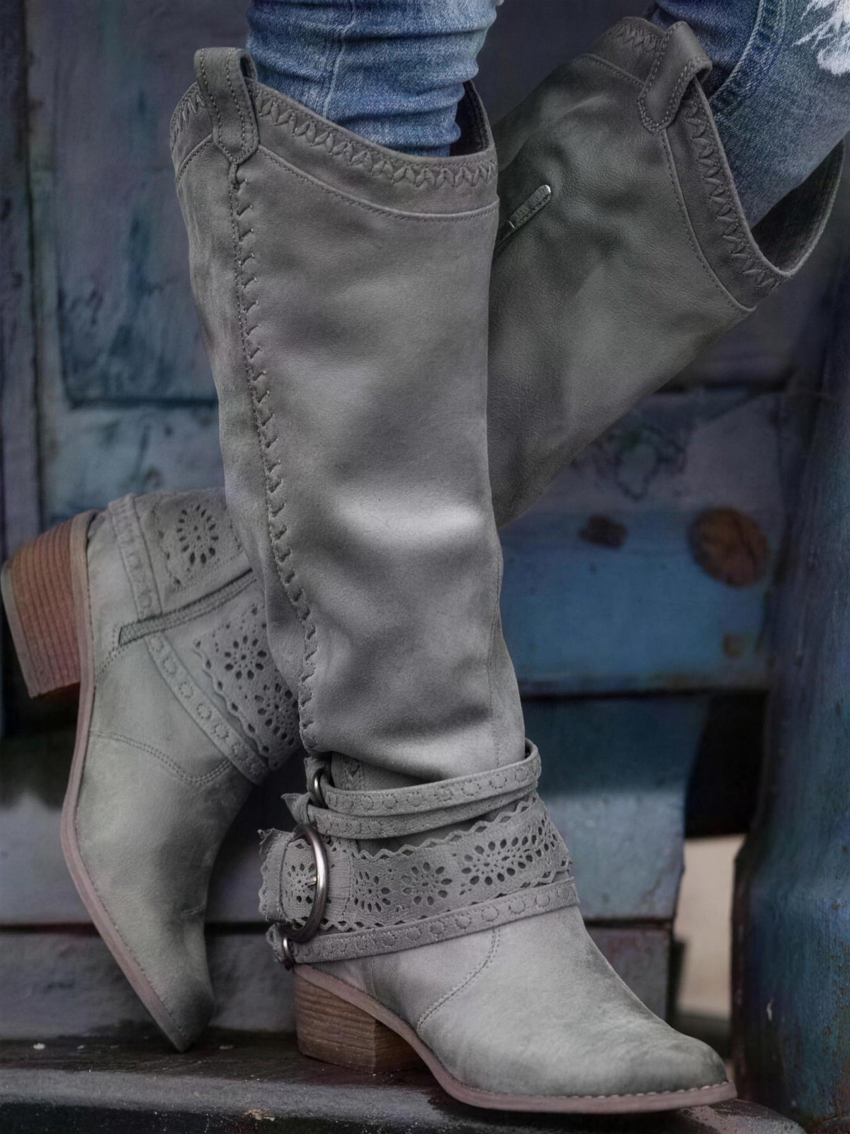 Bottes hautes pour femme en gris avec bride à boucle et détails découpés au laser