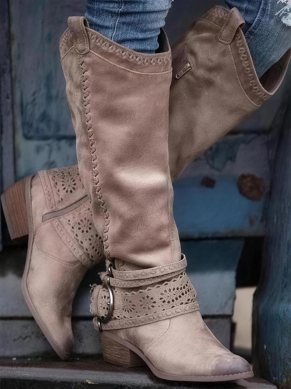 Bottes hautes pour femme en taupe avec bride à boucle et détails découpés au laser