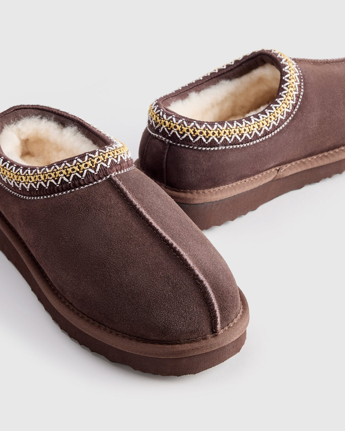 Paire de pantoufles-sabots brun café avec intérieur moelleux de style shearling