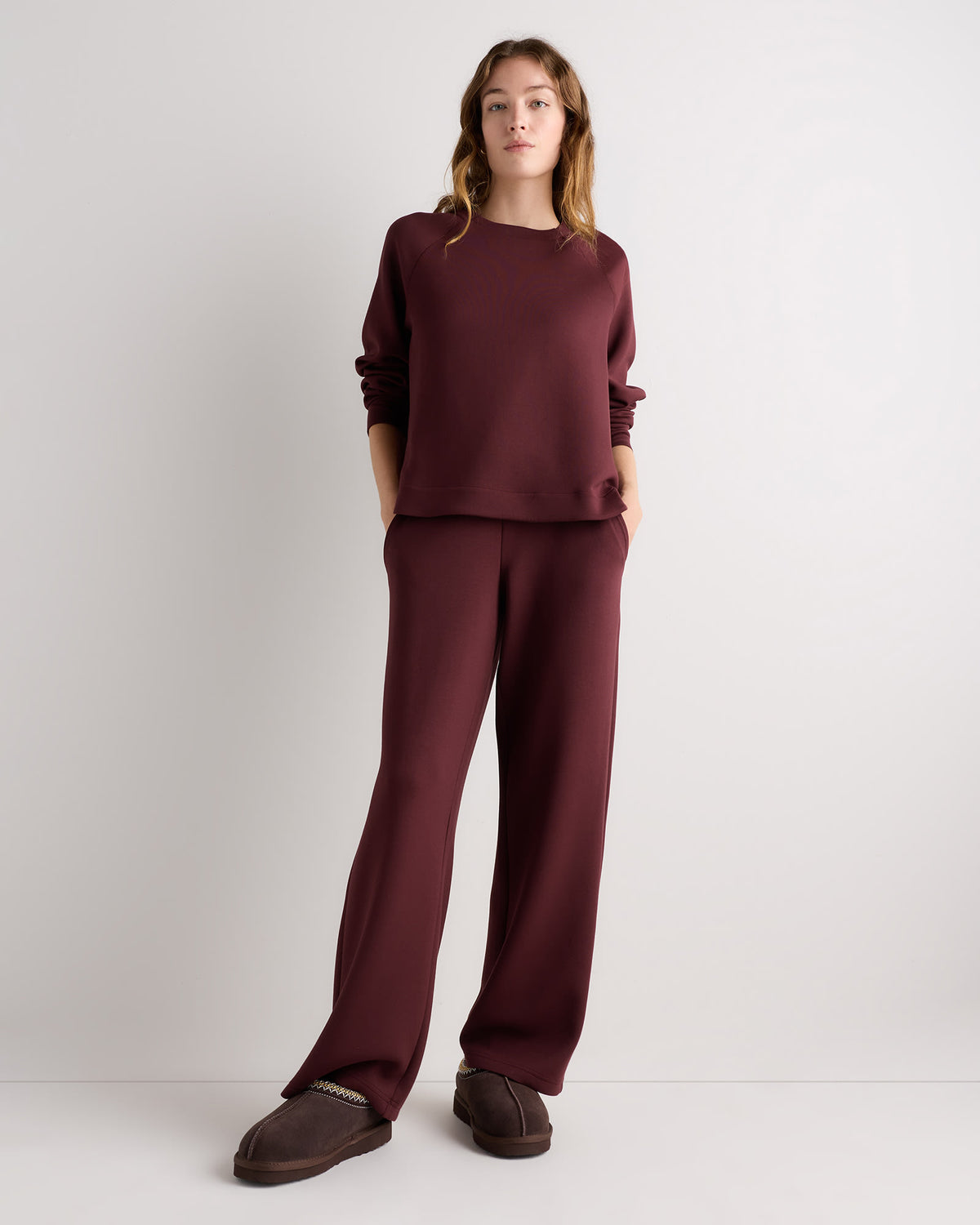 Femme en tenue de détente portant des pantoufles-sabots brun café