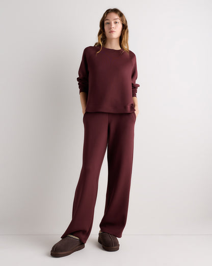 Femme en tenue de détente portant des pantoufles-sabots brun café