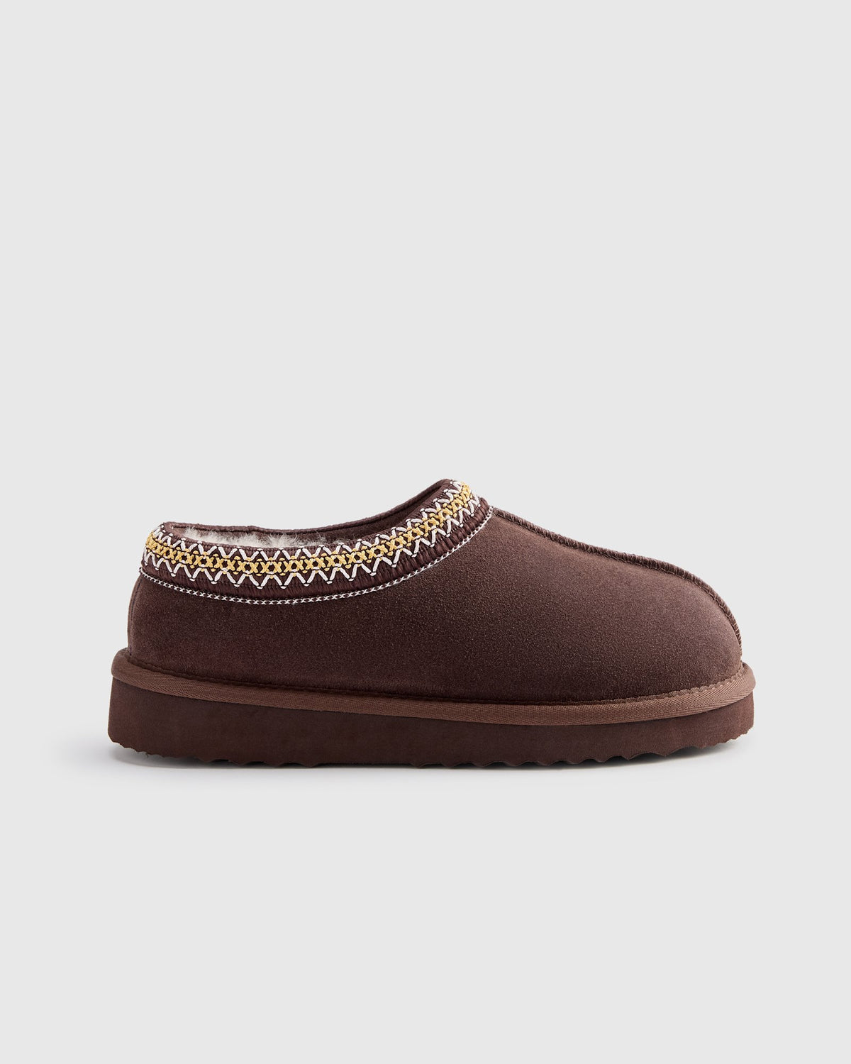 Pantoufle-sabot pour femme en brun café avec bordure brodée, vue de profil