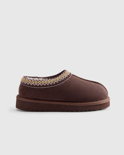 Pantoufle-sabot pour femme en brun café avec bordure brodée, vue de profil