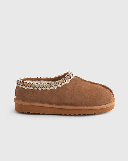 Pantoufle-sabot pour femme en châtaigne avec bordure brodée, vue de profil