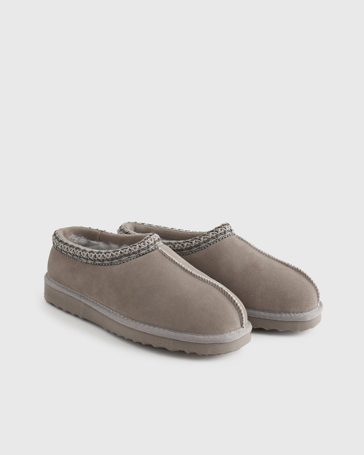Paire de pantoufles-sabots gris clair avec intérieur moelleux