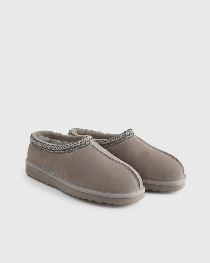 Paire de pantoufles-sabots gris clair avec intérieur moelleux