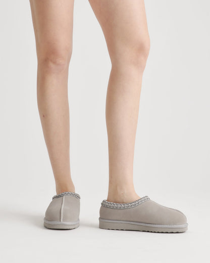 Pantoufles-sabots gris clair portées, vue des jambes