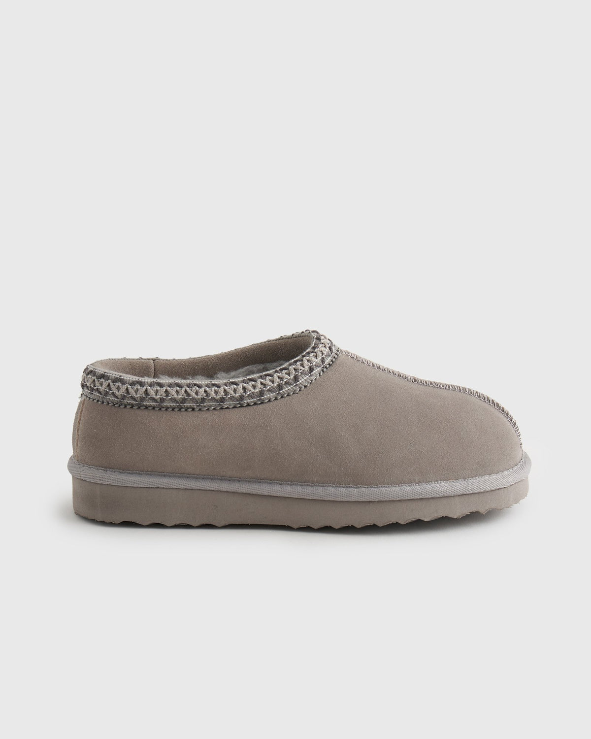 Pantoufle-sabot pour femme en gris clair avec bordure brodée, vue de profil