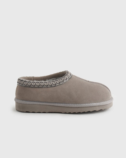 Pantoufle-sabot pour femme en gris clair avec bordure brodée, vue de profil