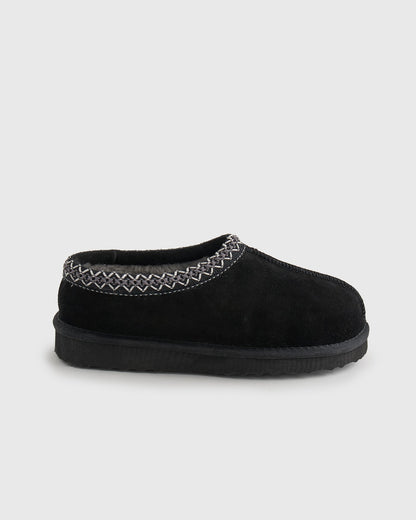 Pantoufle-sabot pour femme en noir avec bordure brodée, vue de profil