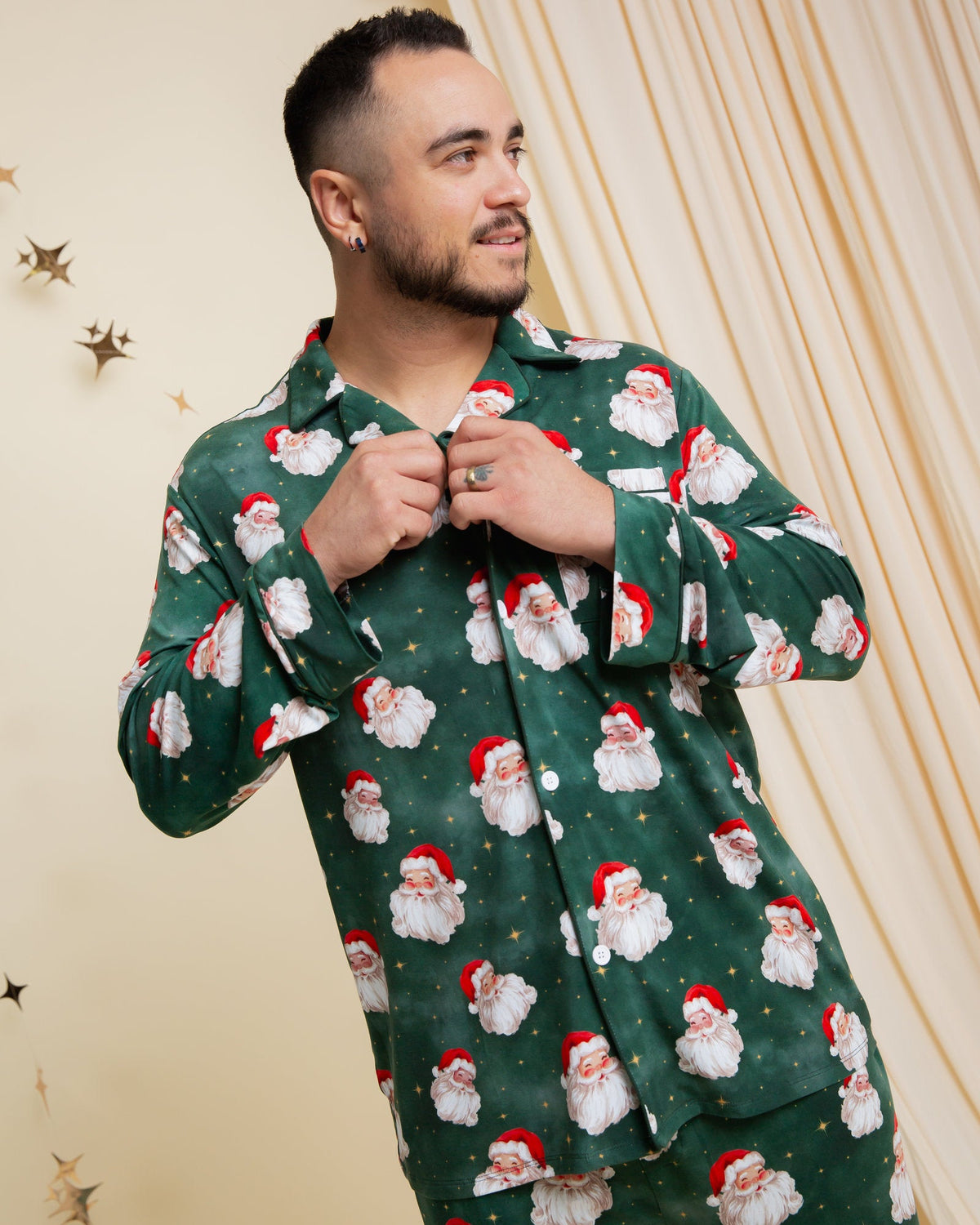 Homme en pyjama de Noël, chemise à col boutonnée, vue de trois quarts