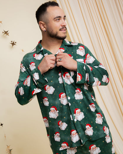 Homme en pyjama de Noël, chemise à col boutonnée, vue de trois quarts