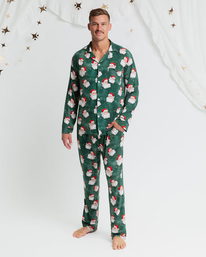 Homme portant le pyjama de Noël vert à motif de Père Noël, ensemble chemise et pantalon, vue de face