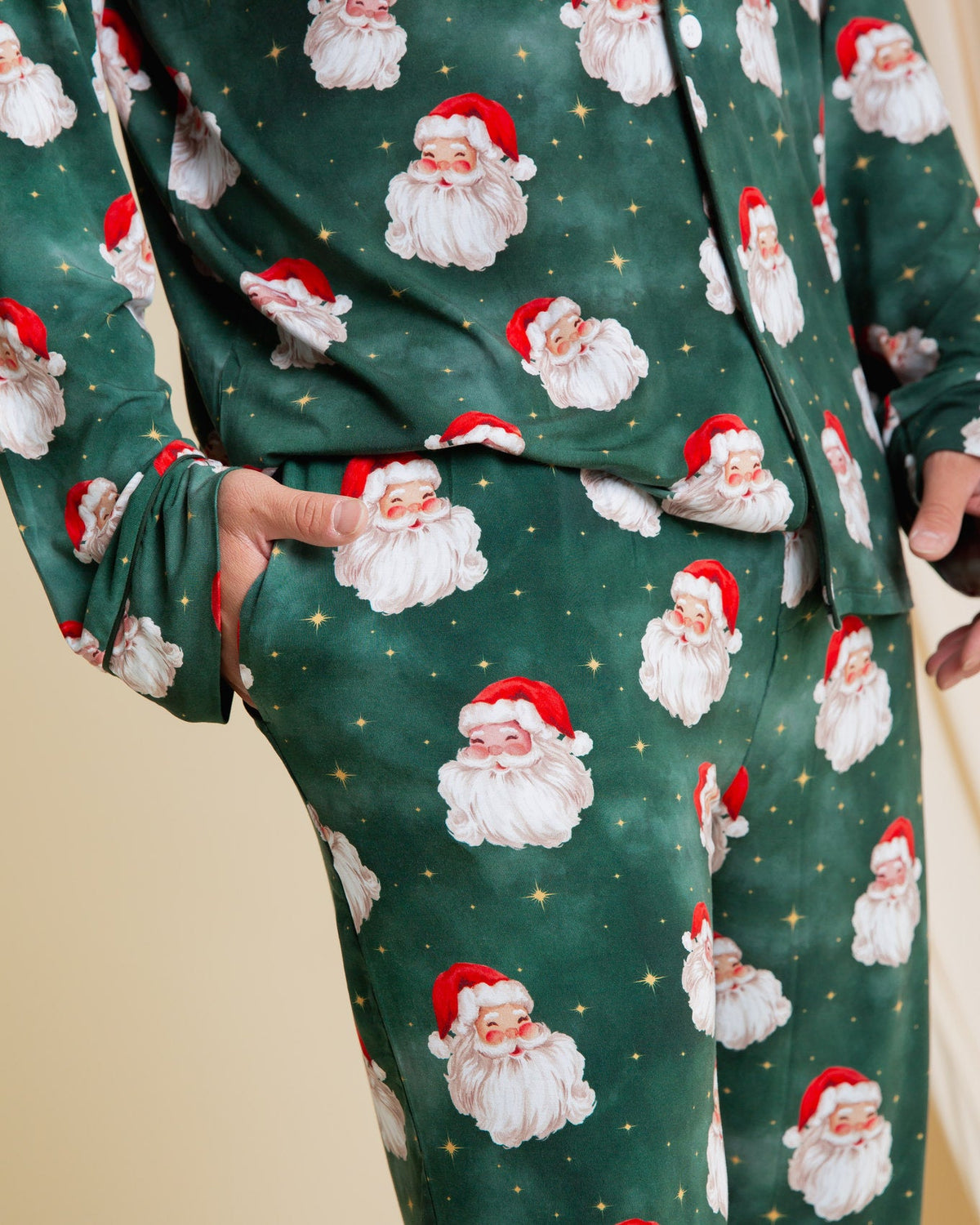 Gros plan sur la poche du pantalon et le motif de Père Noël