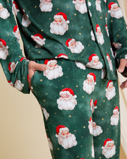 Gros plan sur la poche du pantalon et le motif de Père Noël