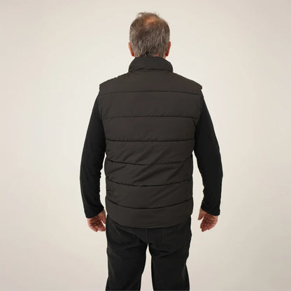 Veste chauffante sans manches portée par un homme, vue de dos