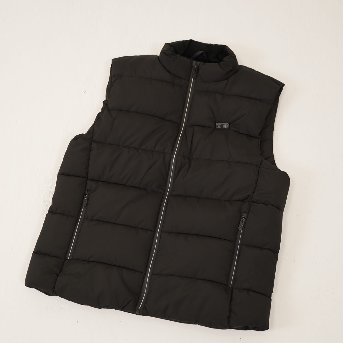 Veste chauffante sans manches pour homme en noir, vue de face