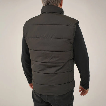 Gros plan sur le dos matelassé de la veste chauffante sans manches