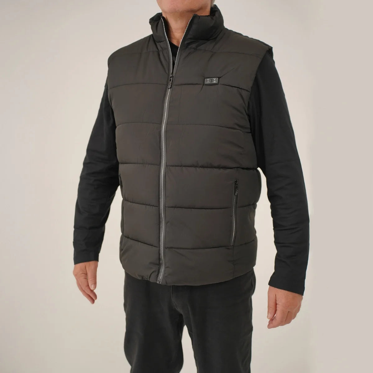 Gros plan sur le devant de la veste chauffante sans manches