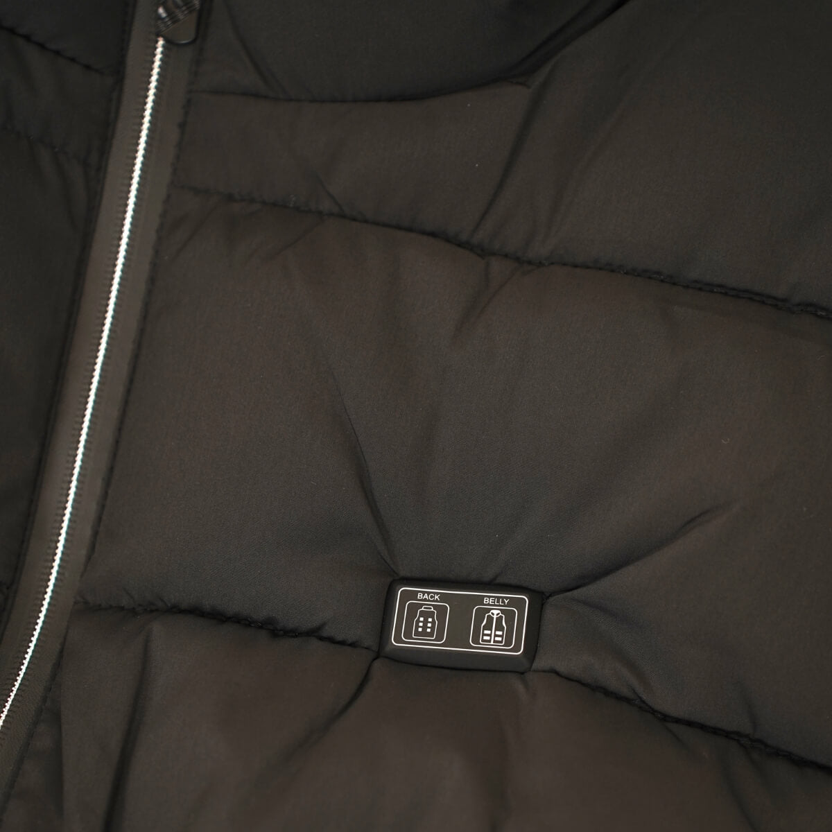 Gros plan sur le panneau de commande de la veste chauffante
