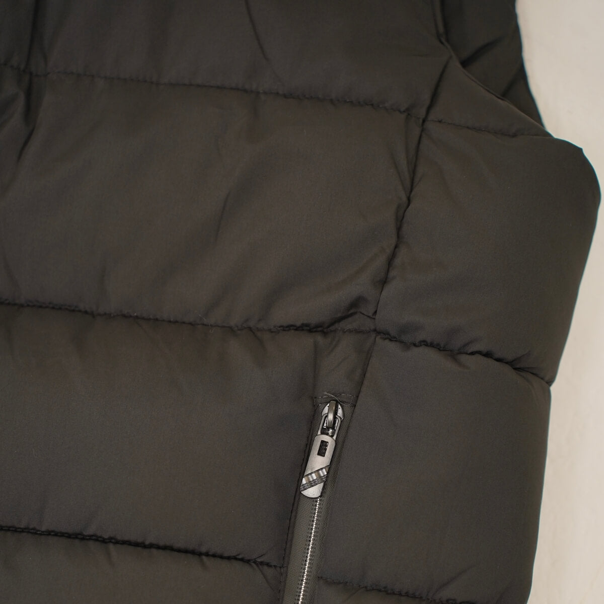 Gros plan sur la poche zippée latérale de la veste chauffante