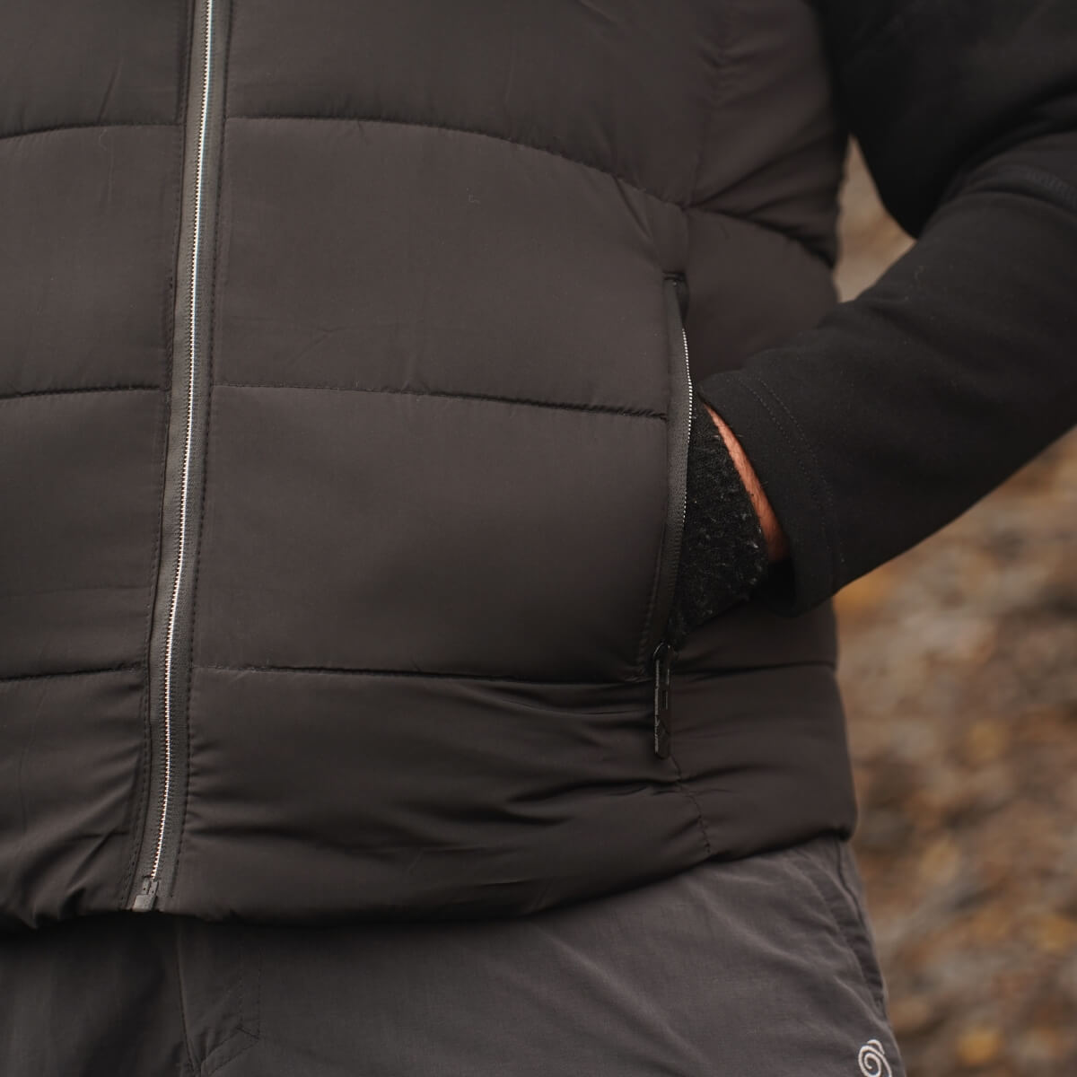 Gros plan sur la poche zippée de la veste chauffante