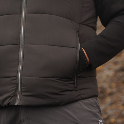 Gros plan sur la poche zippée de la veste chauffante