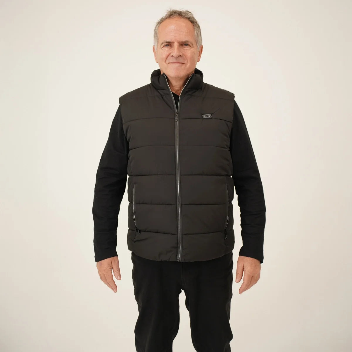 Veste chauffante sans manches portée par un homme, vue de face
