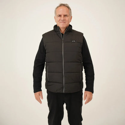 Veste chauffante sans manches portée par un homme, vue de face
