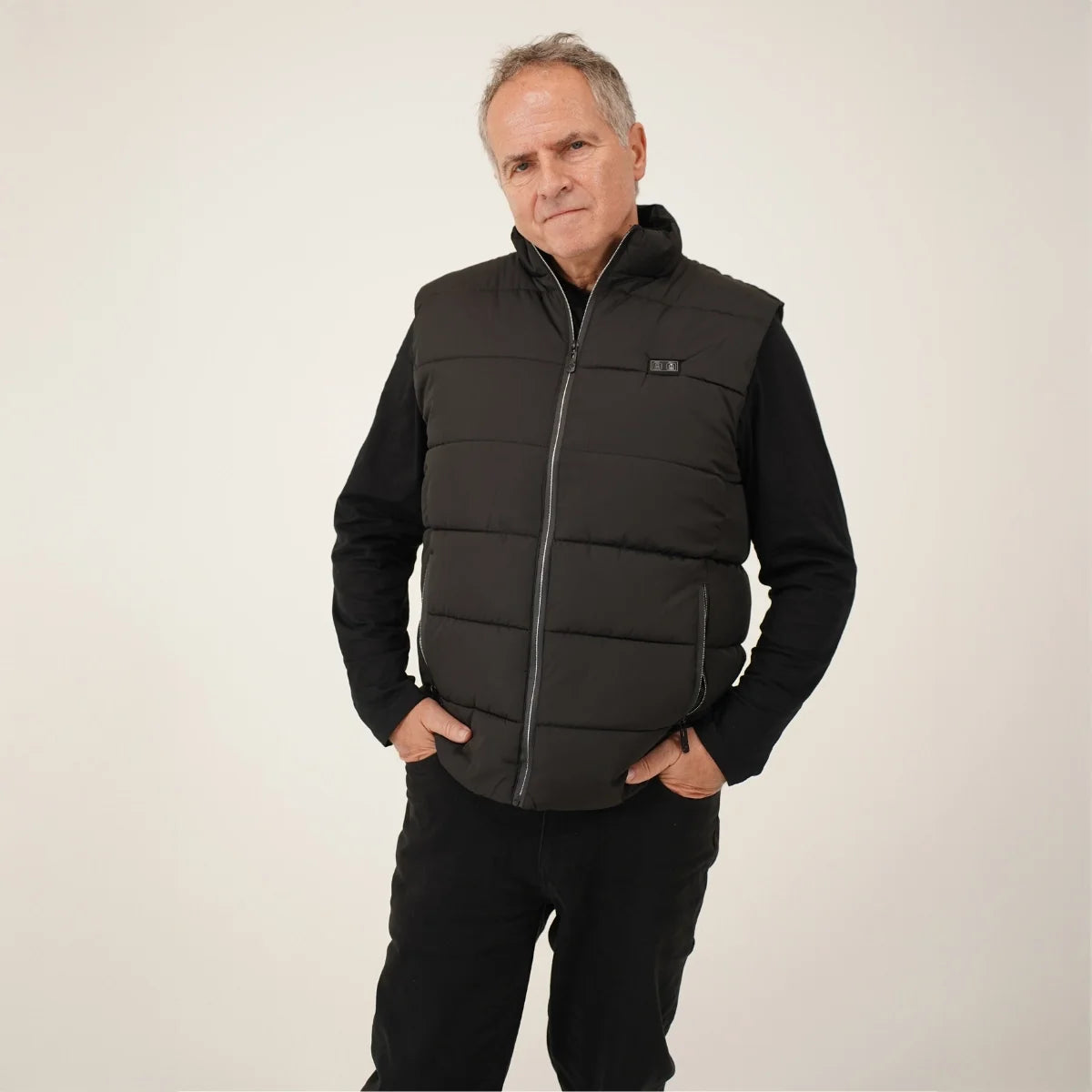 Homme portant la veste chauffante sans manches noire, vue de face