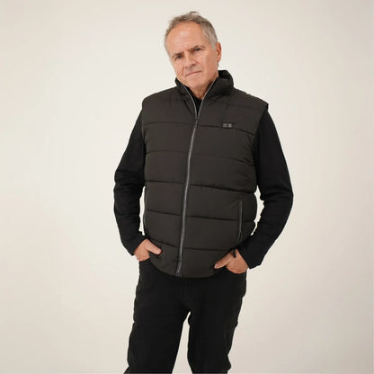 Homme portant la veste chauffante sans manches noire, vue de face