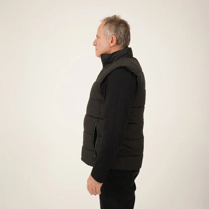 Veste chauffante sans manches portée par un homme, vue de profil