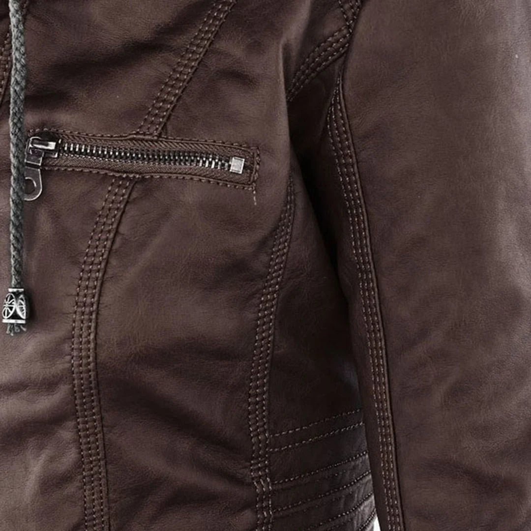 Gros plan sur la poche zippée de la veste brune