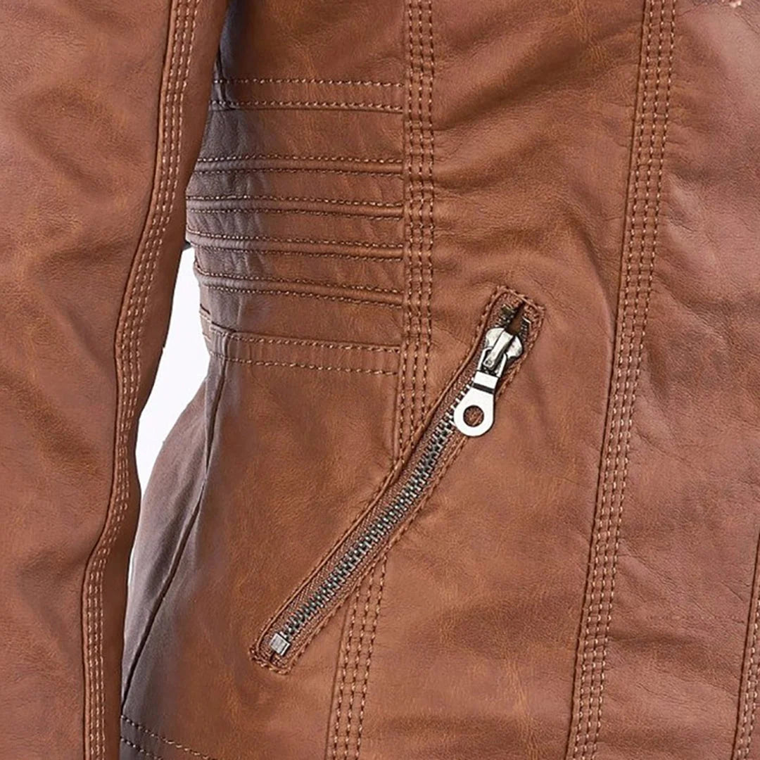 Gros plan sur la poche latérale zippée et les détails plissés de la veste camel