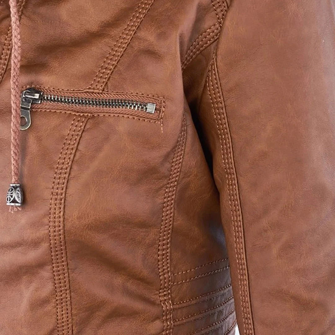 Gros plan sur la poche zippée et les coutures de la veste camel