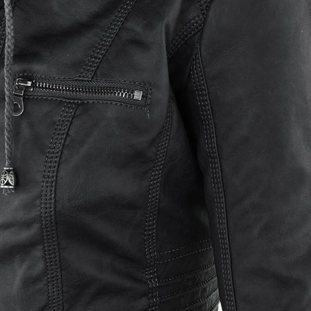 Gros plan sur la poche zippée de la veste noire