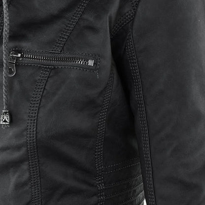Gros plan sur la poche zippée de la veste noire